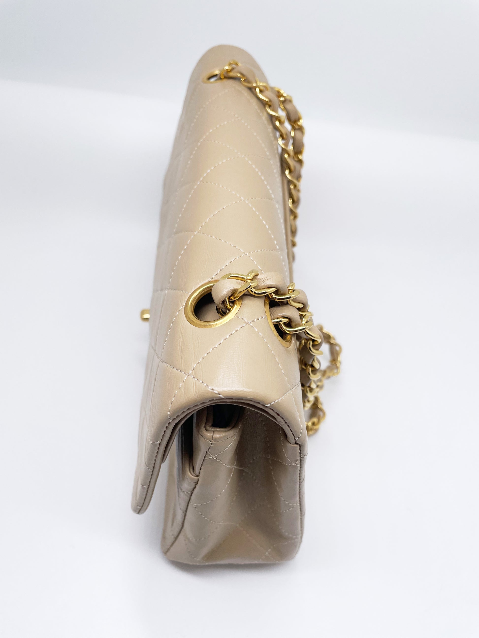 Sac Chanel bandoulière Timeless médium en cuir beige - Soline