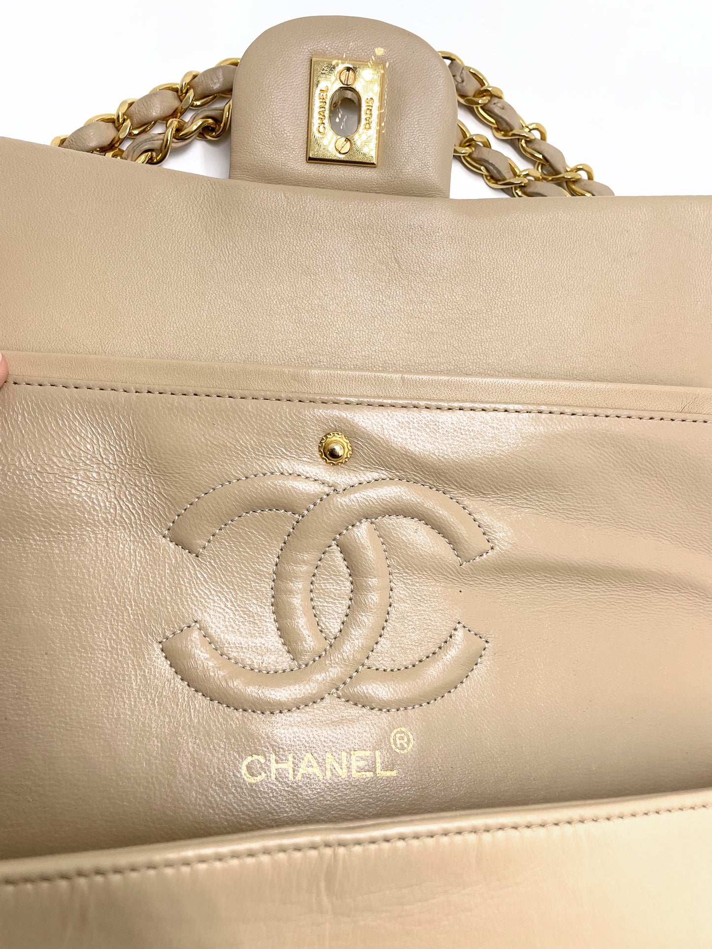 Sac Chanel bandoulière Timeless médium en cuir beige - Soline