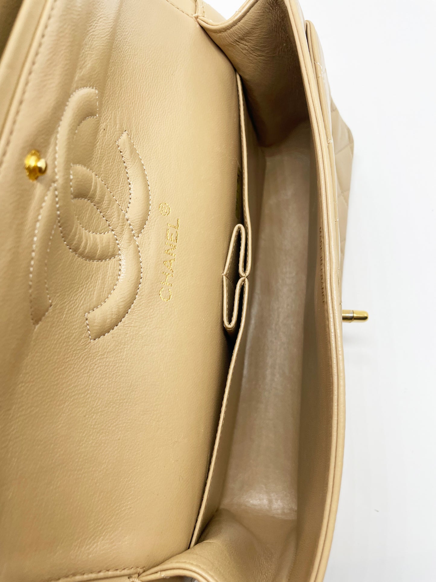 Sac Chanel bandoulière Timeless médium en cuir beige - Soline