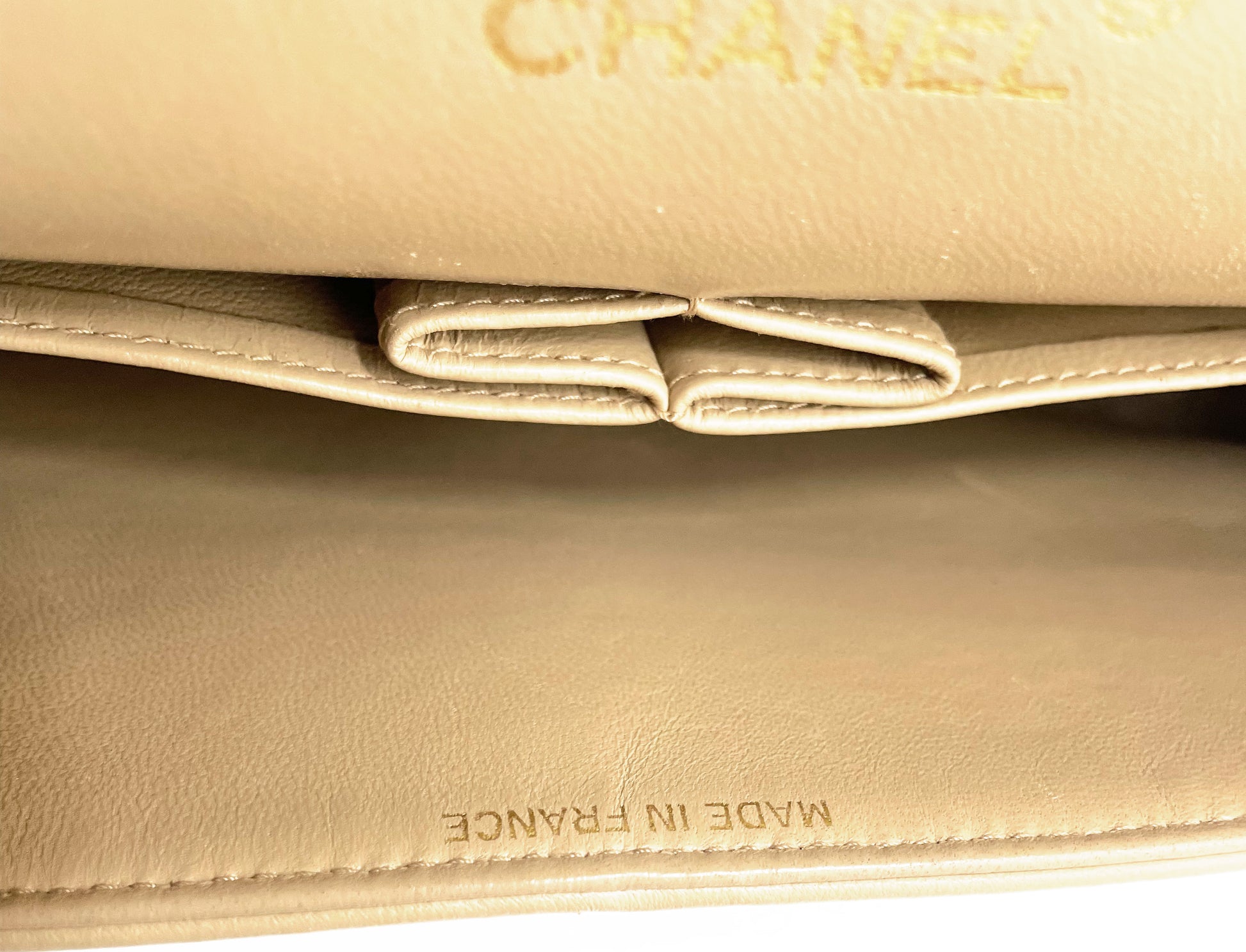 Sac Chanel bandoulière Timeless médium en cuir beige - Soline