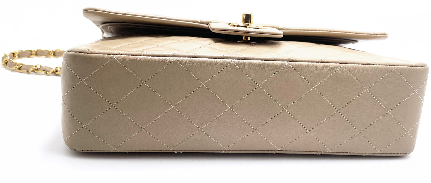 Sac Chanel bandoulière Timeless médium en cuir beige - Soline