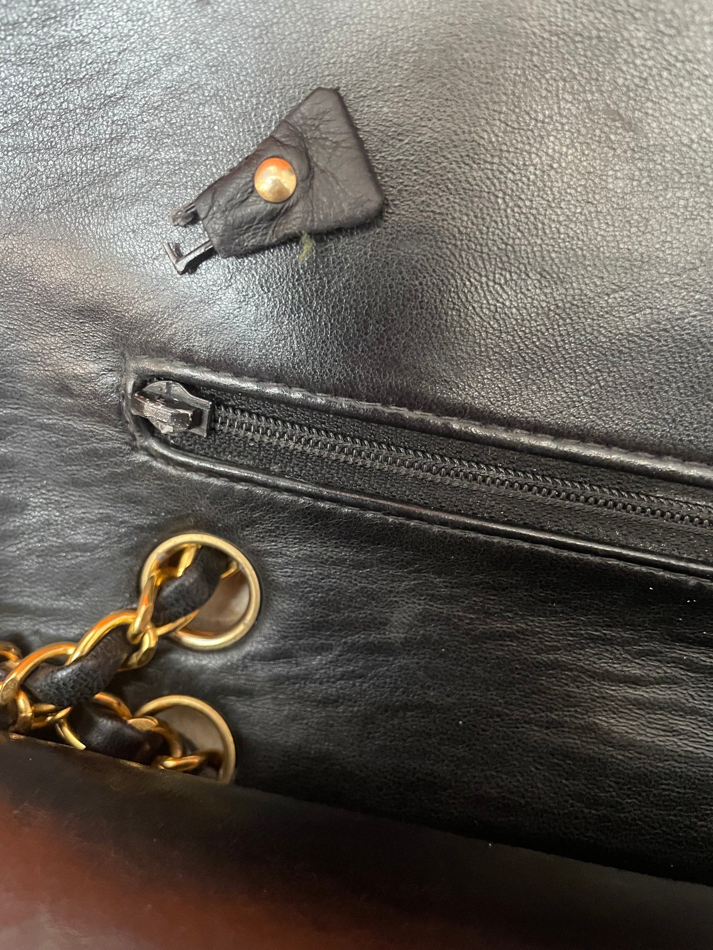 Sac à main Chanel Classique en cuir d'agneau noir et métal doré plaqué 24 carat - Soline