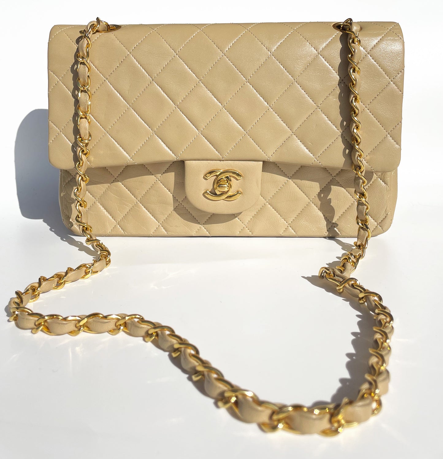 Sac Chanel bandoulière Timeless médium en cuir beige - Soline