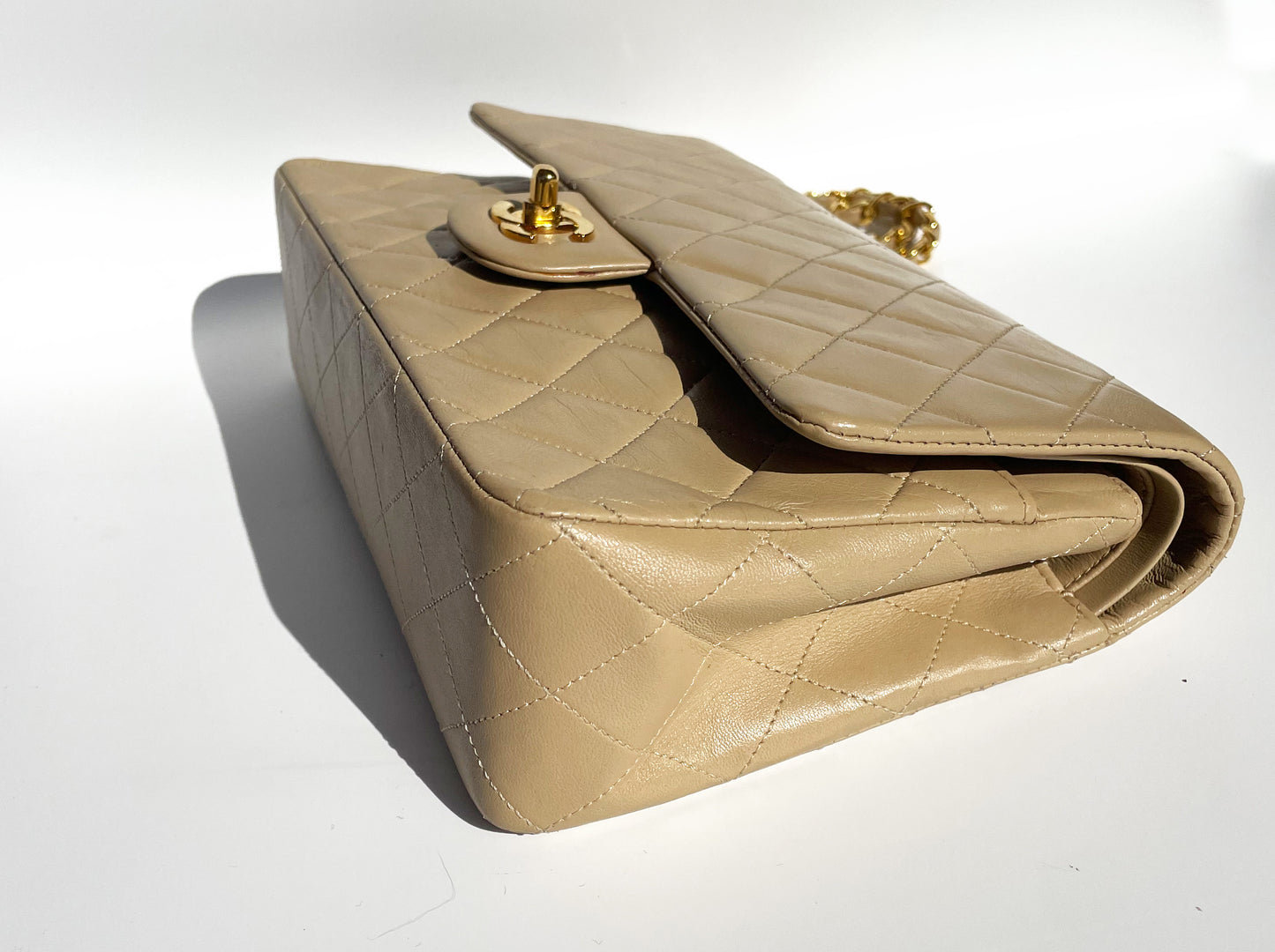 Sac Chanel bandoulière Timeless médium en cuir beige - Soline