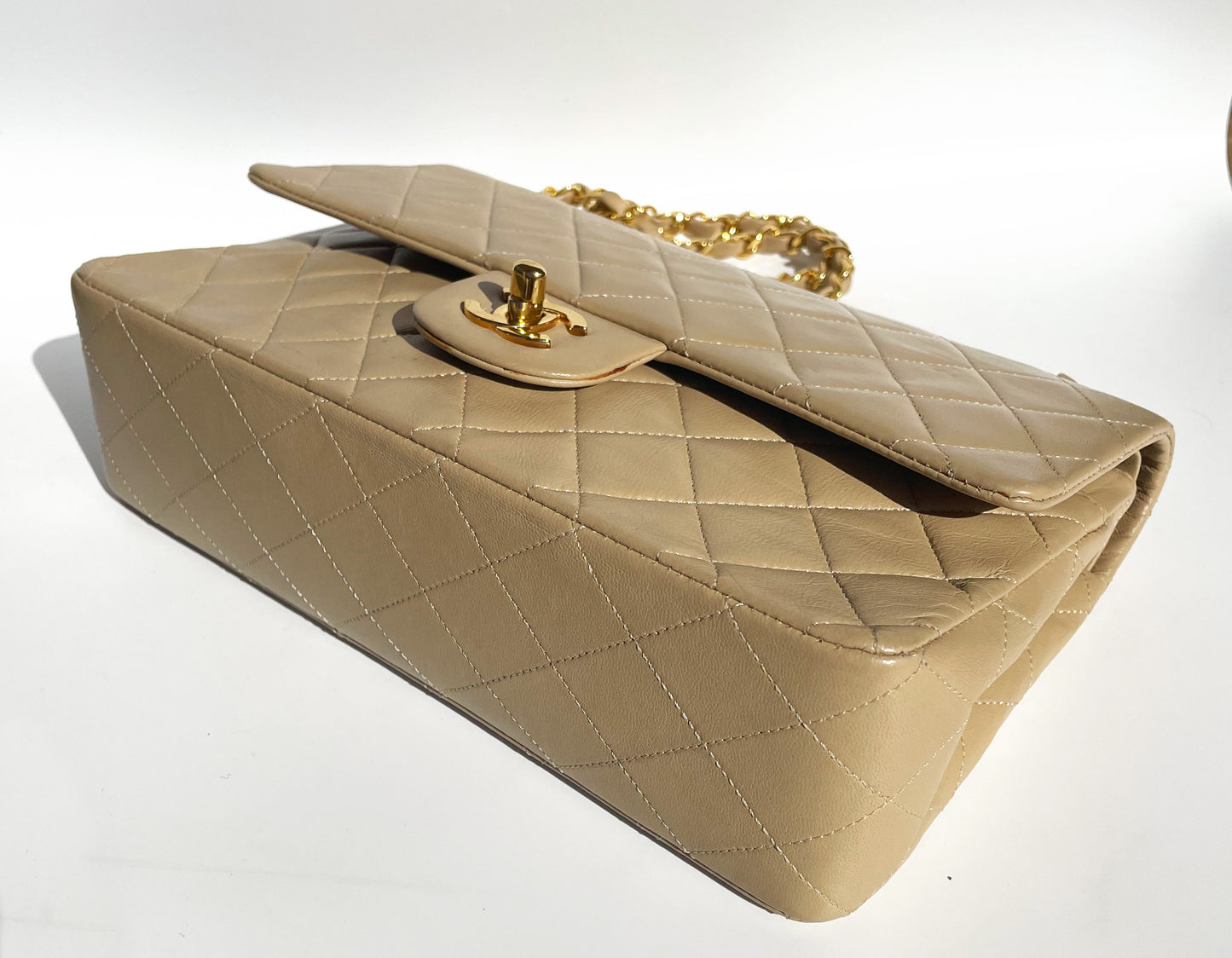 Sac Chanel bandoulière Timeless médium en cuir beige - Soline