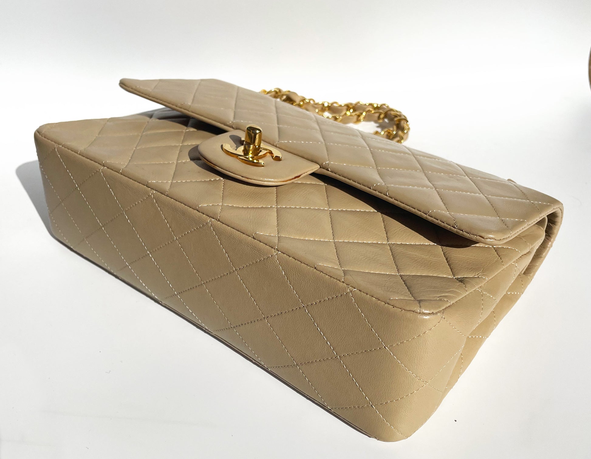 Sac Chanel bandoulière Timeless médium en cuir beige - Soline