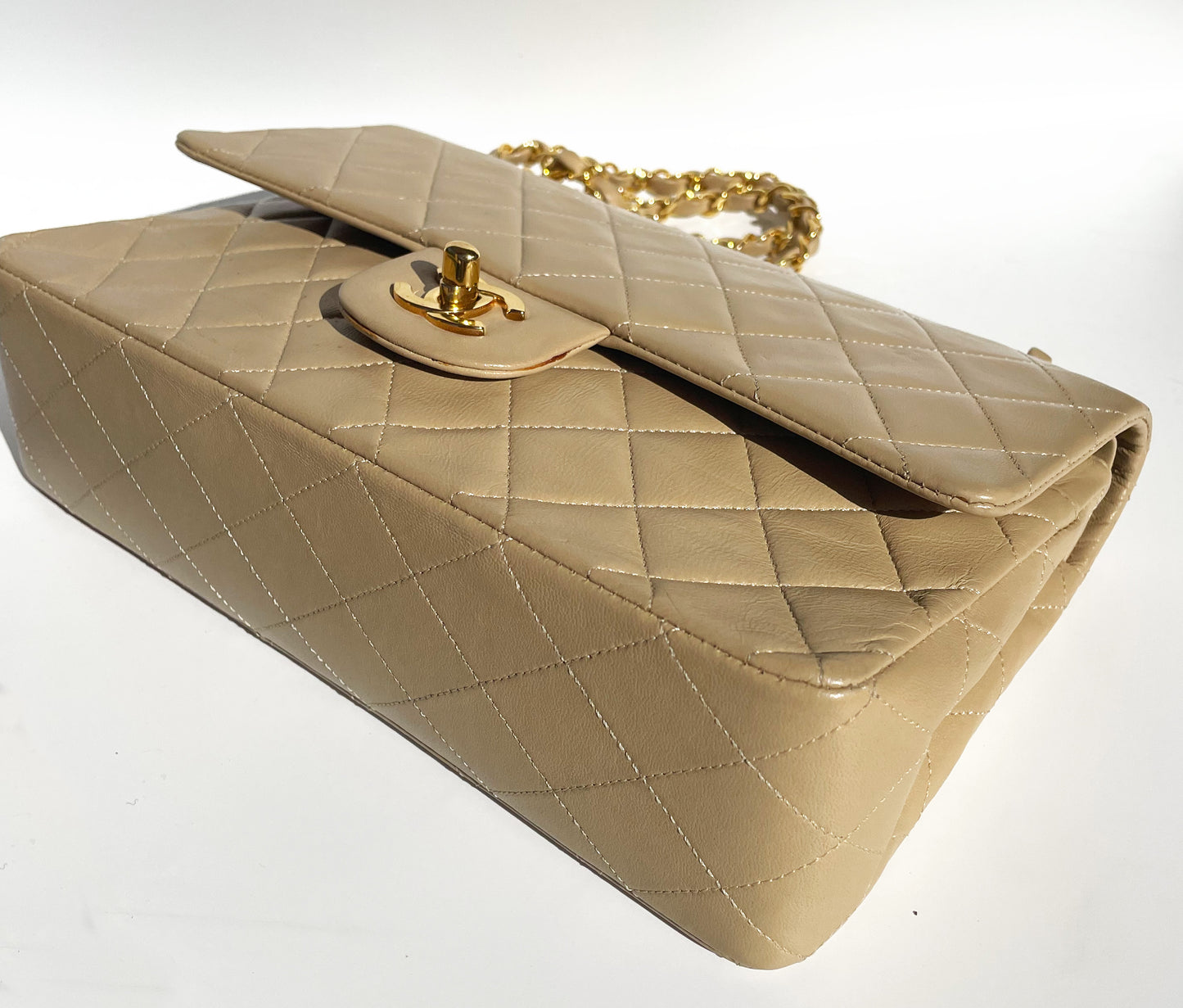 Sac Chanel bandoulière Timeless médium en cuir beige - Soline
