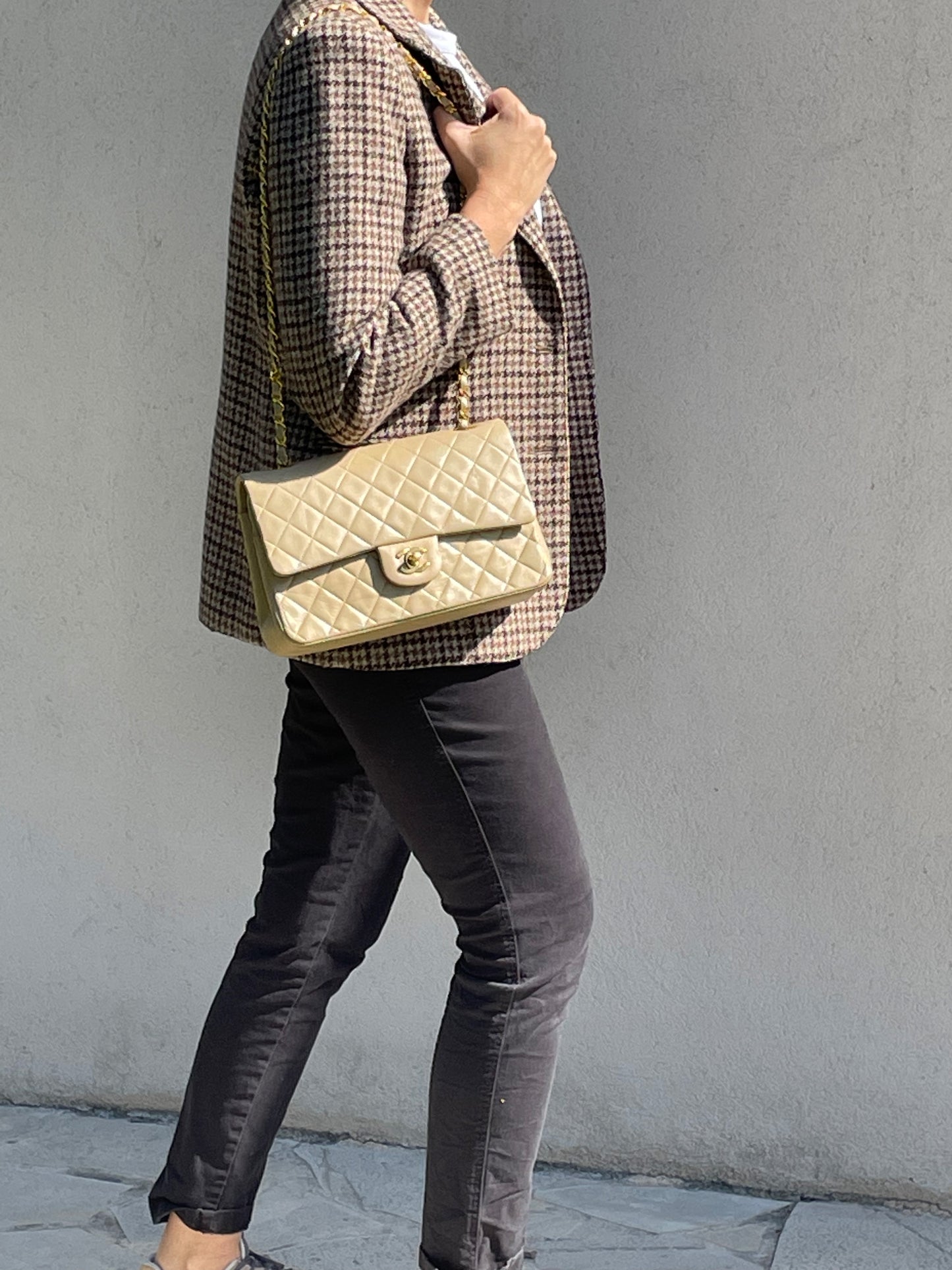 Sac Chanel bandoulière Timeless médium en cuir beige - Soline
