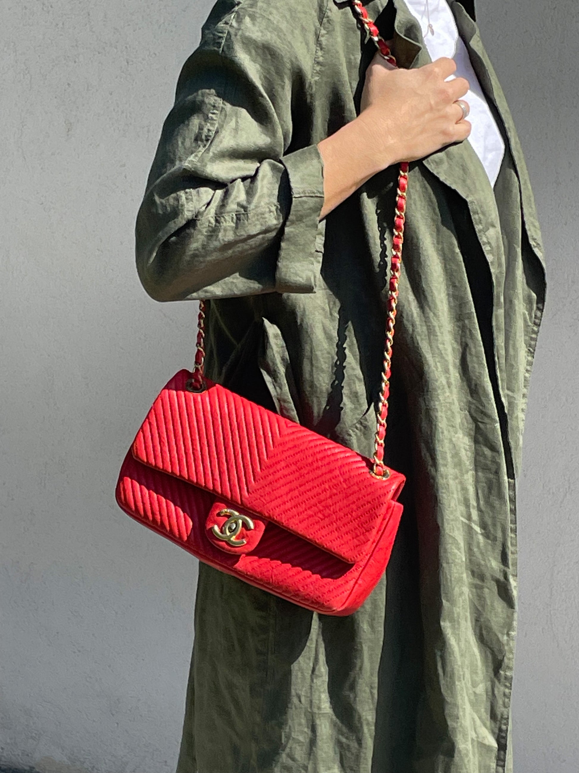 Superbe Sac Chanel Classique  27 cm en cuir et motif Chevron Rouge - Soline