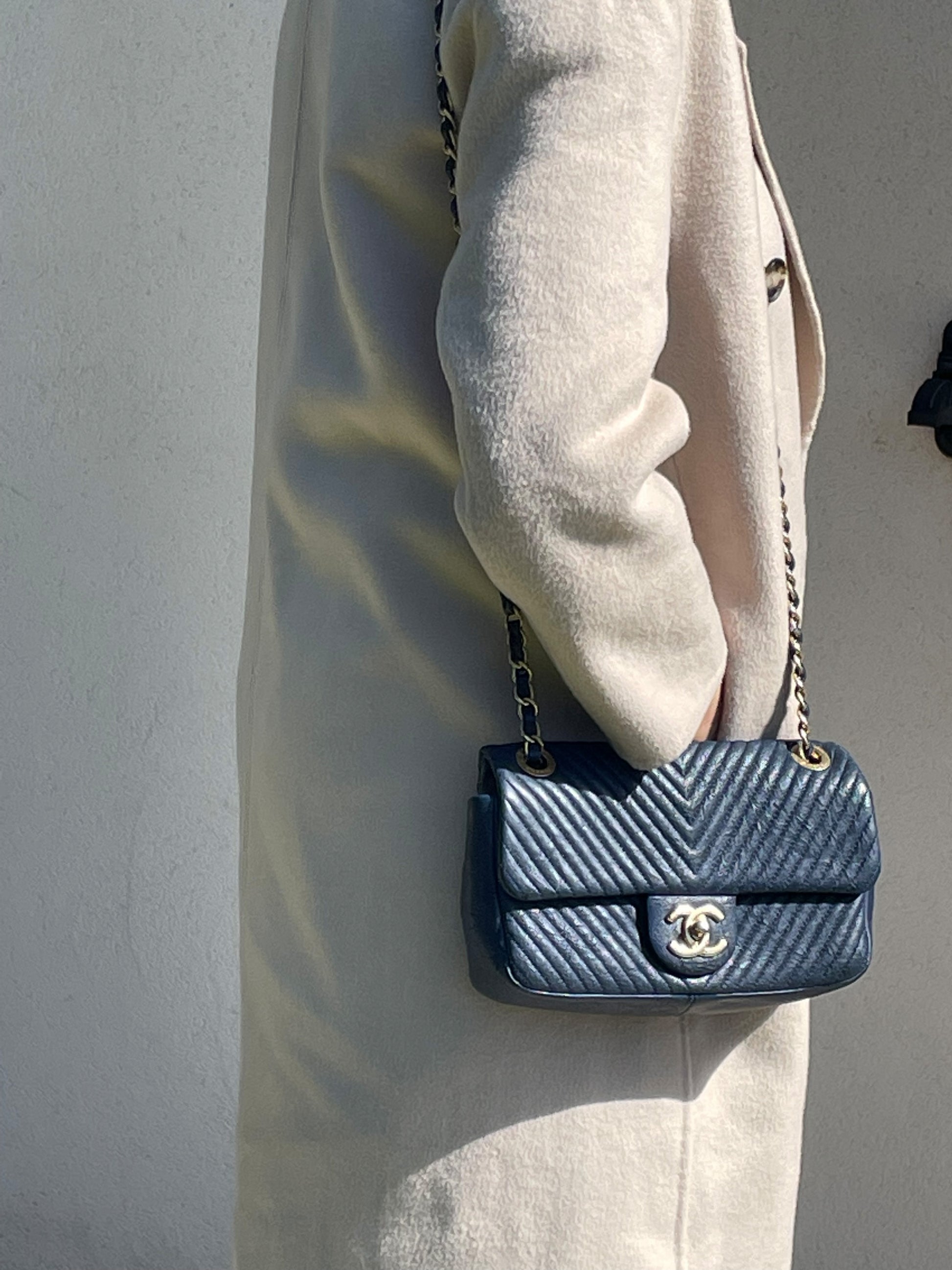 Superbe Sac Chanel 21 cm en cuir et motif Chevron Bleu. - Soline