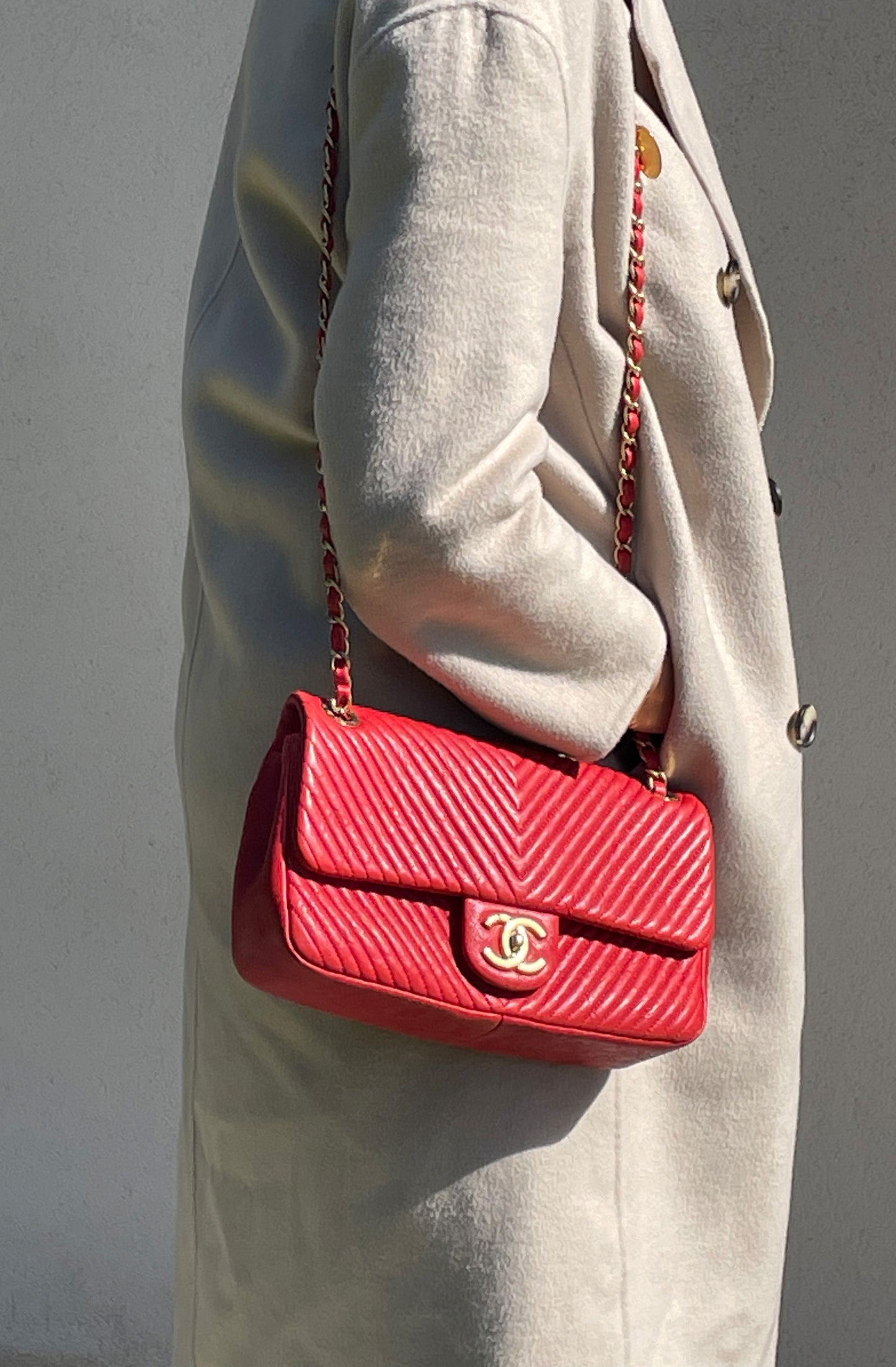 Superbe Sac Chanel Classique  27 cm en cuir et motif Chevron Rouge - Soline