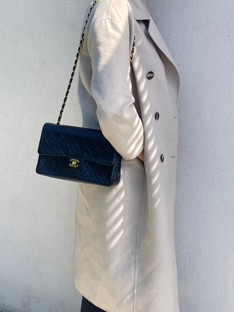 Sac à main Chanel Classique en cuir d'agneau noir et métal doré plaqué 24 carat - Soline