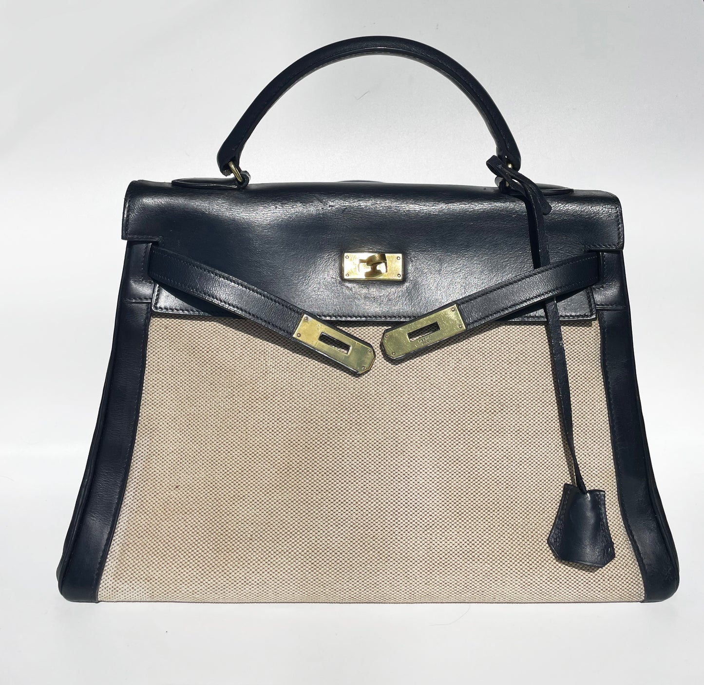 sac à main Hermès Kelly 32 retourne bi-matière en box de cuir bleu marine et toile beige - Soline
