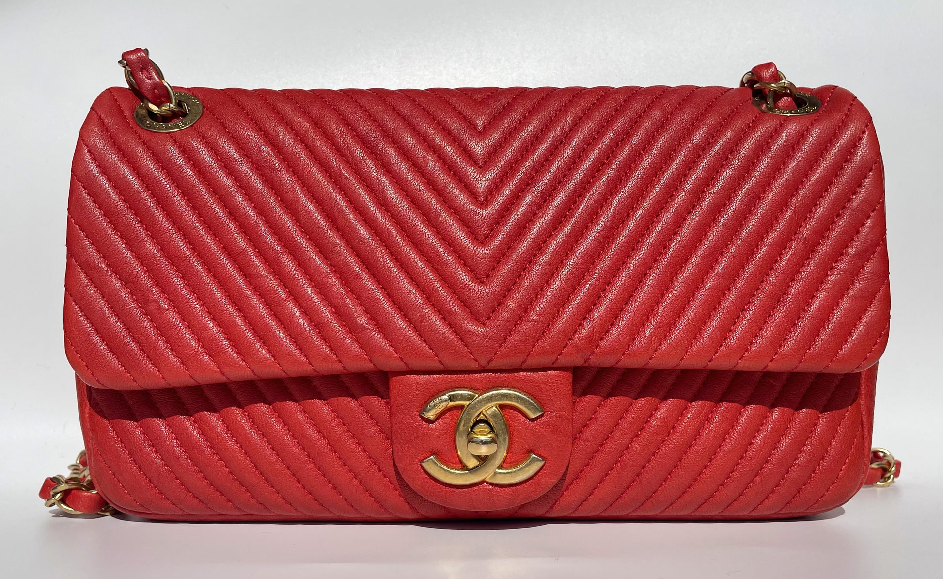 Superbe Sac Chanel Classique  27 cm en cuir et motif Chevron Rouge - Soline