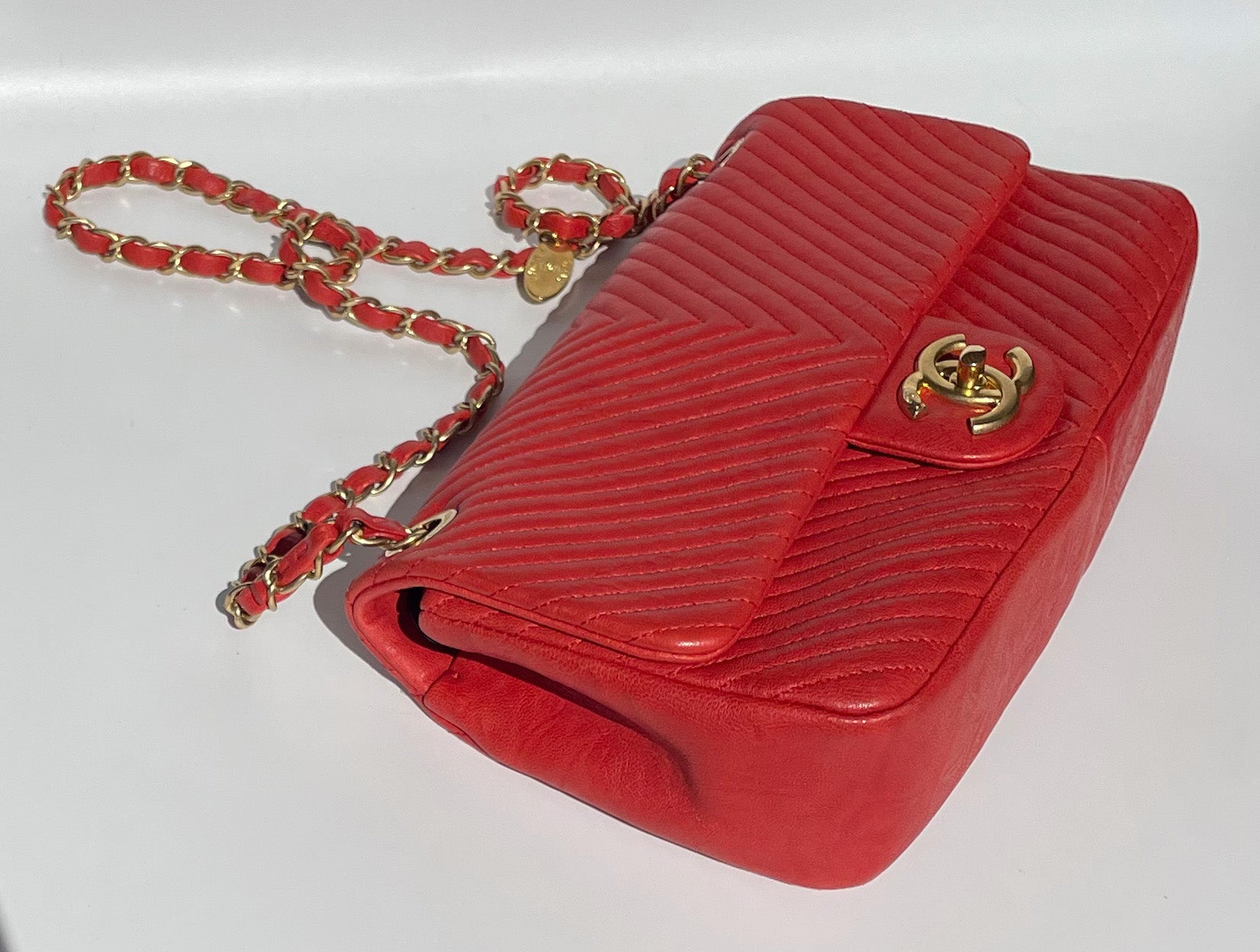 Superbe Sac Chanel Classique  27 cm en cuir et motif Chevron Rouge - Soline