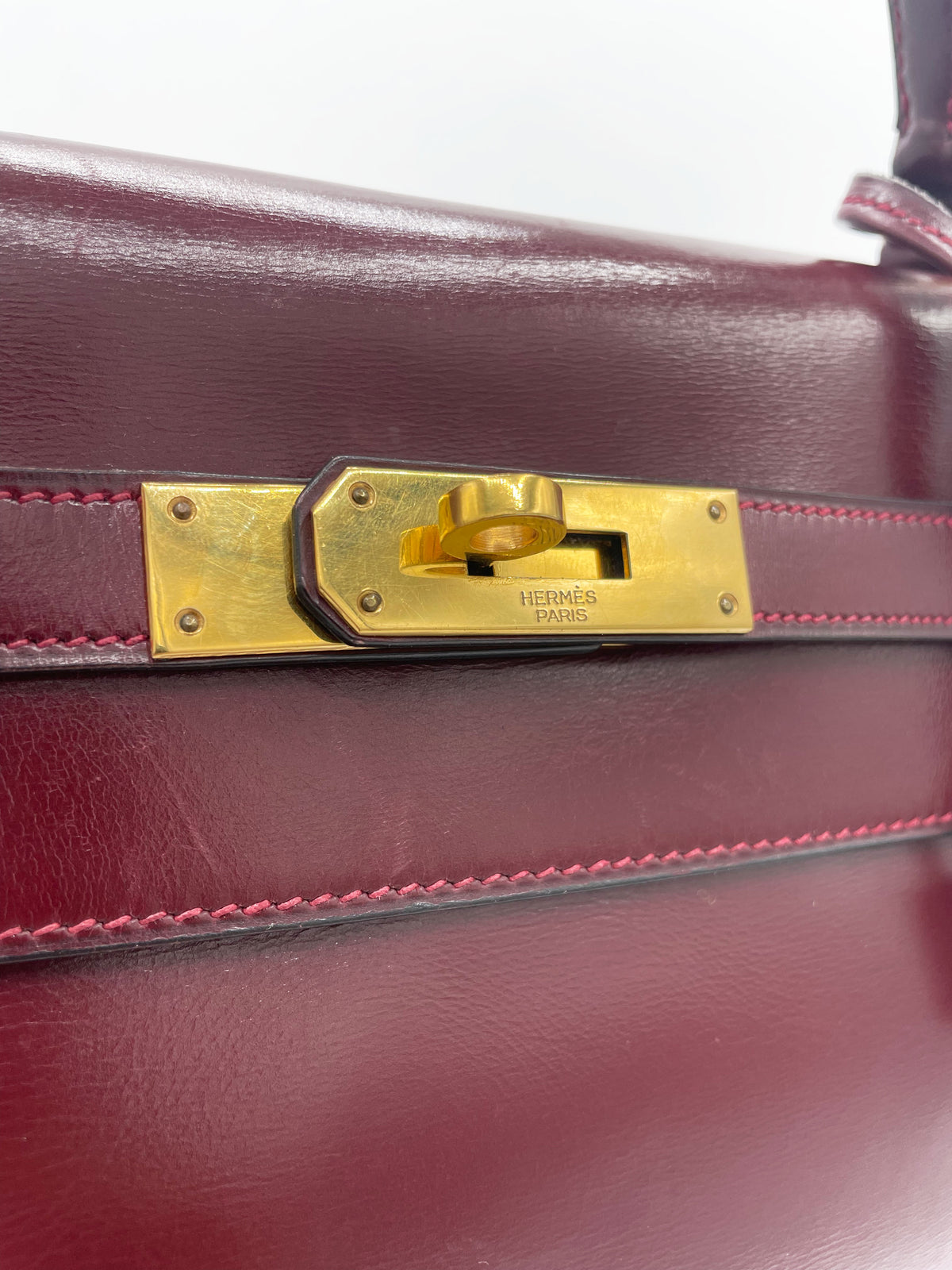 Sac Hermès Kelly 32 en cuir de box bordeaux