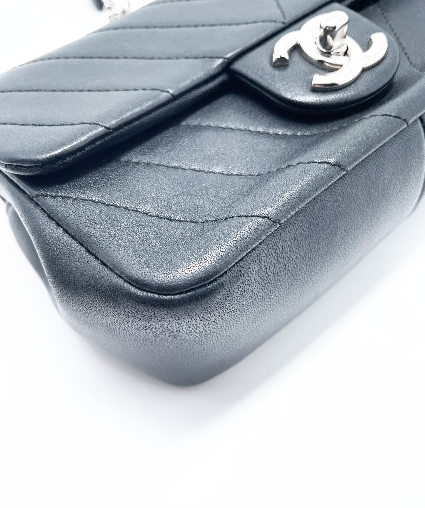 Sac à main Chanel Chevron en cuir d'agneau noir - Soline