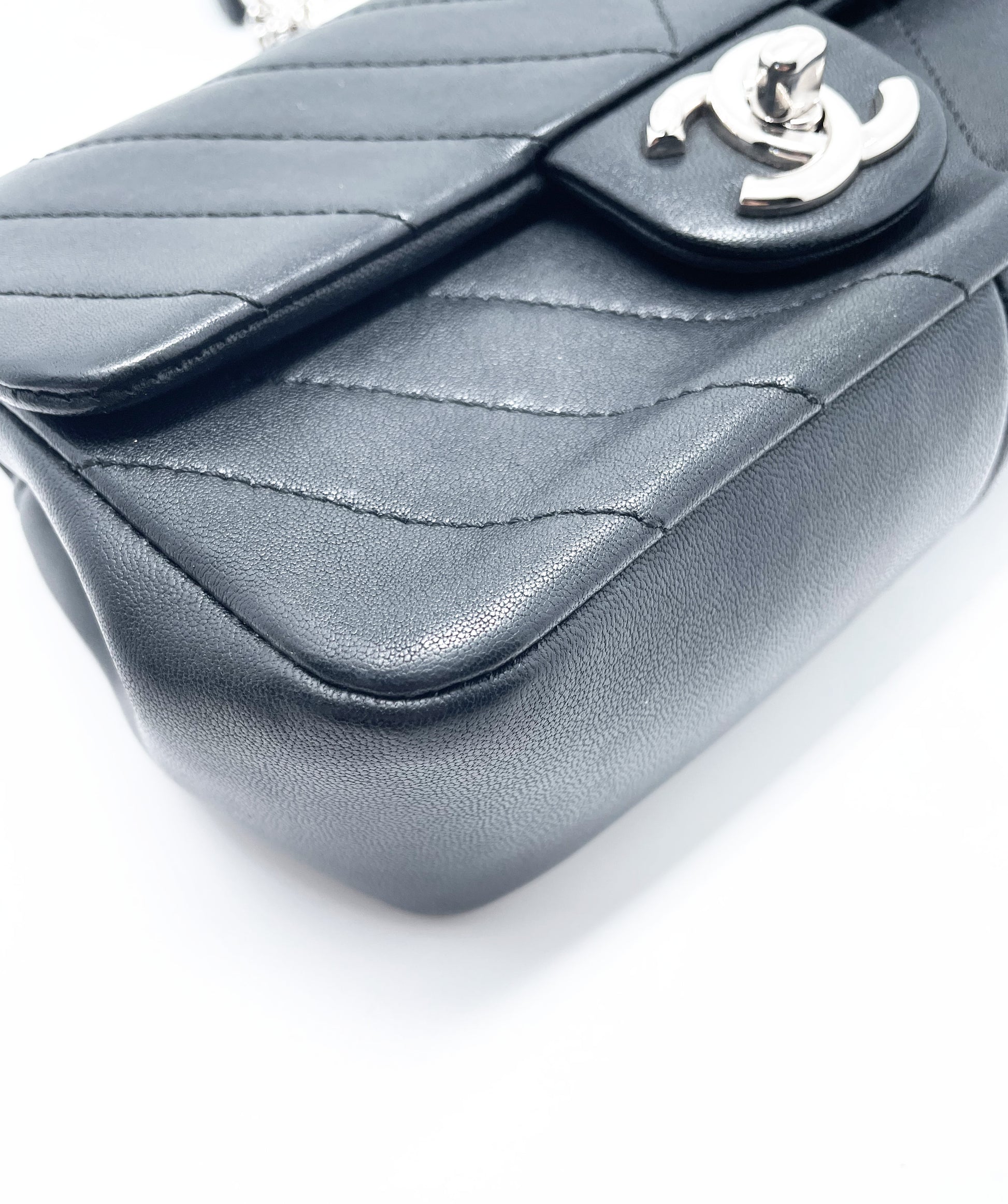 Sac à main Chanel Chevron en cuir d'agneau noir - Soline