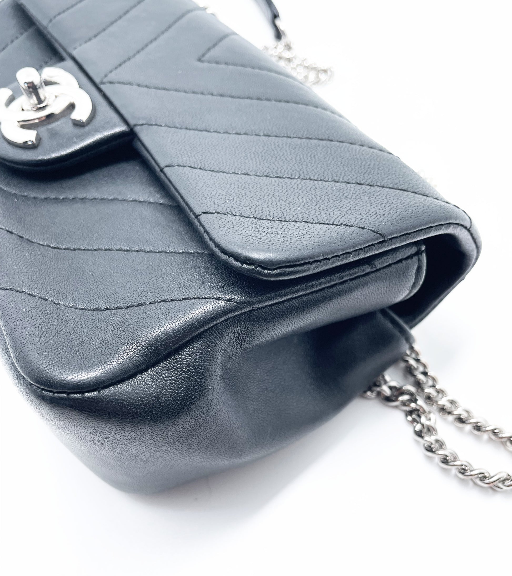 Sac à main Chanel Chevron en cuir d'agneau noir - Soline
