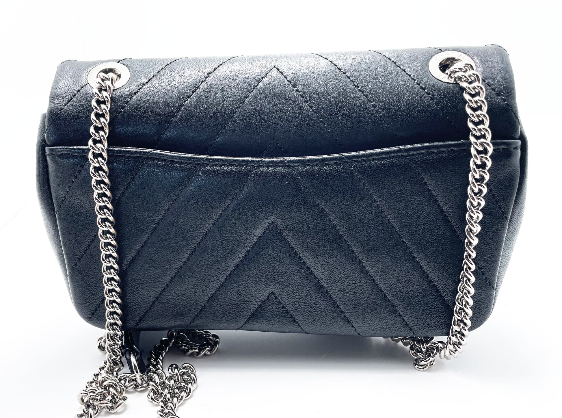 Sac à main Chanel Chevron en cuir d'agneau noir - Soline