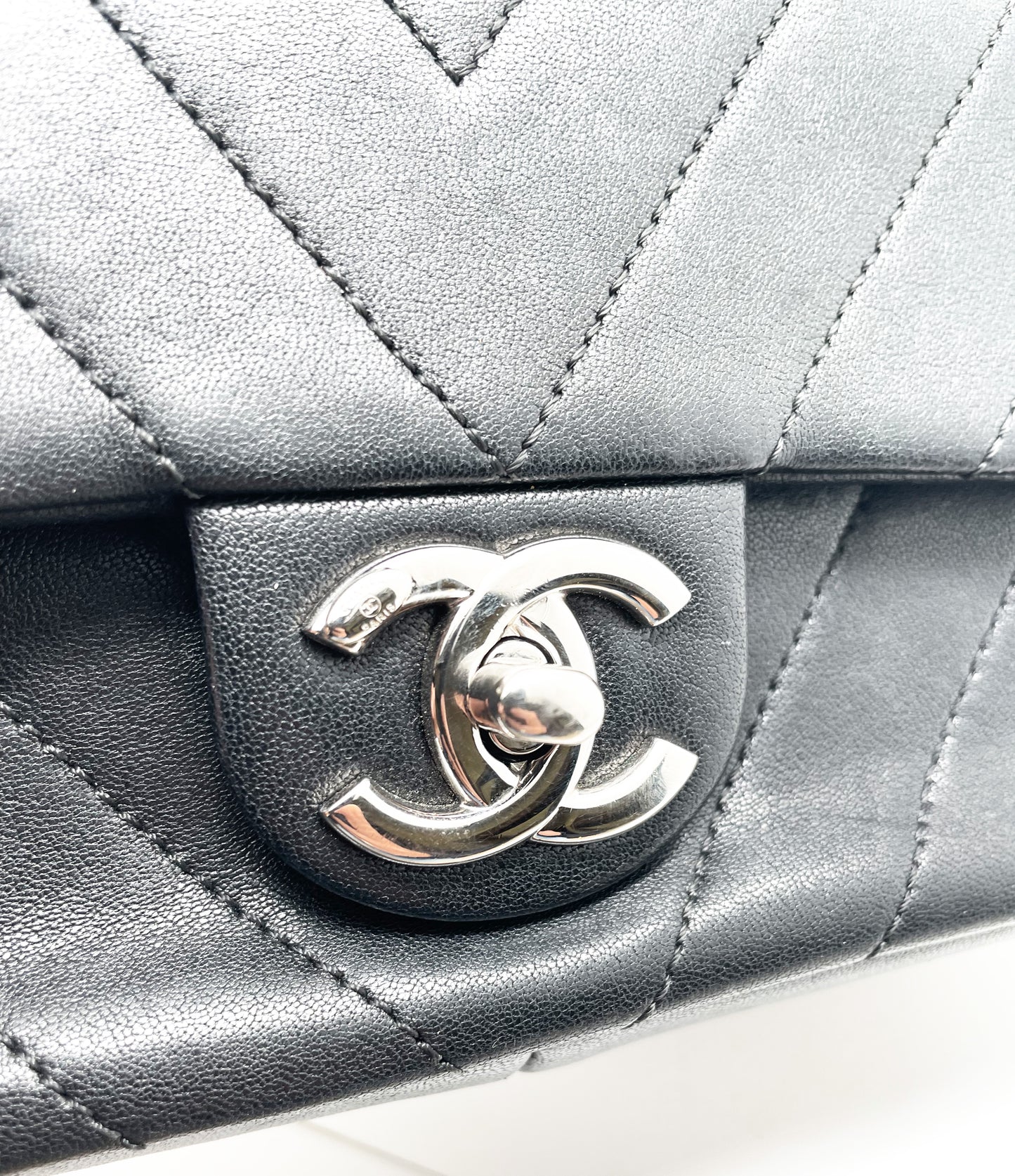 Sac à main Chanel Chevron en cuir d'agneau noir - Soline
