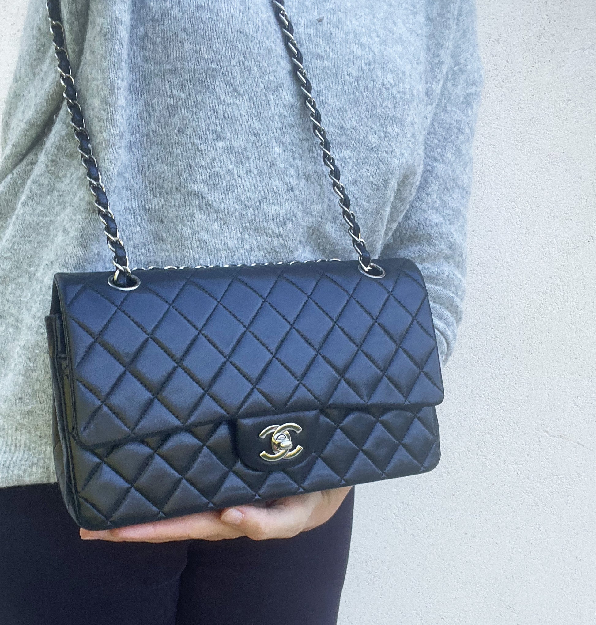 Sac Chanel Timeless médium 25 cm à double rabat en cuir d'agneau matelassé noir - Soline