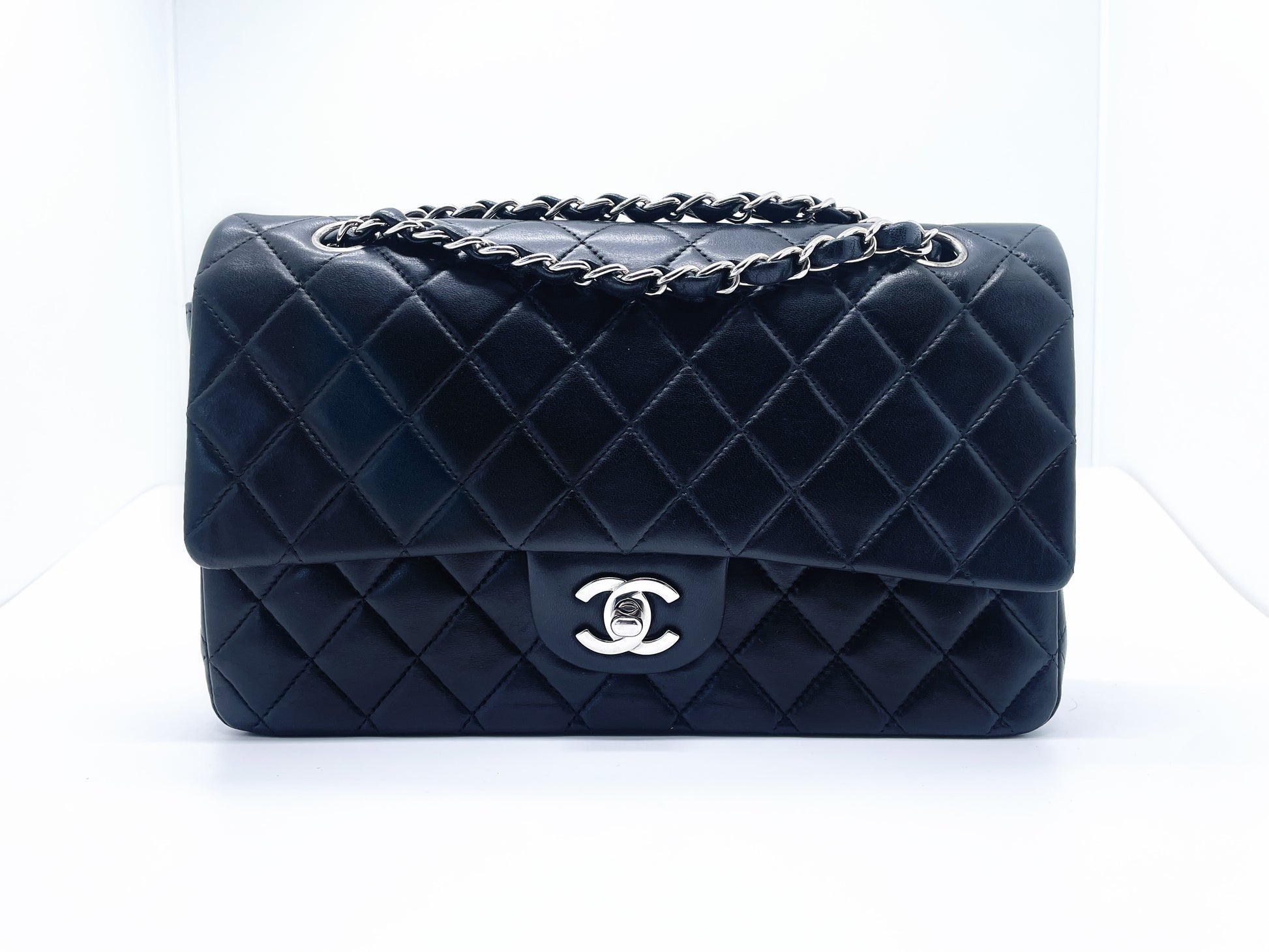 Sac Chanel Timeless médium 25 cm à double rabat en cuir d'agneau matelassé noir - Soline