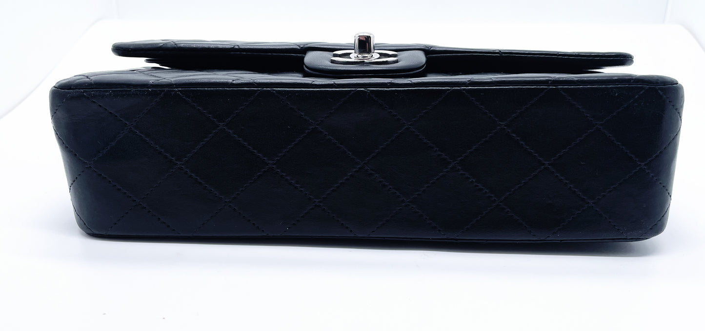 Sac Chanel Timeless médium 25 cm à double rabat en cuir d'agneau matelassé noir - Soline