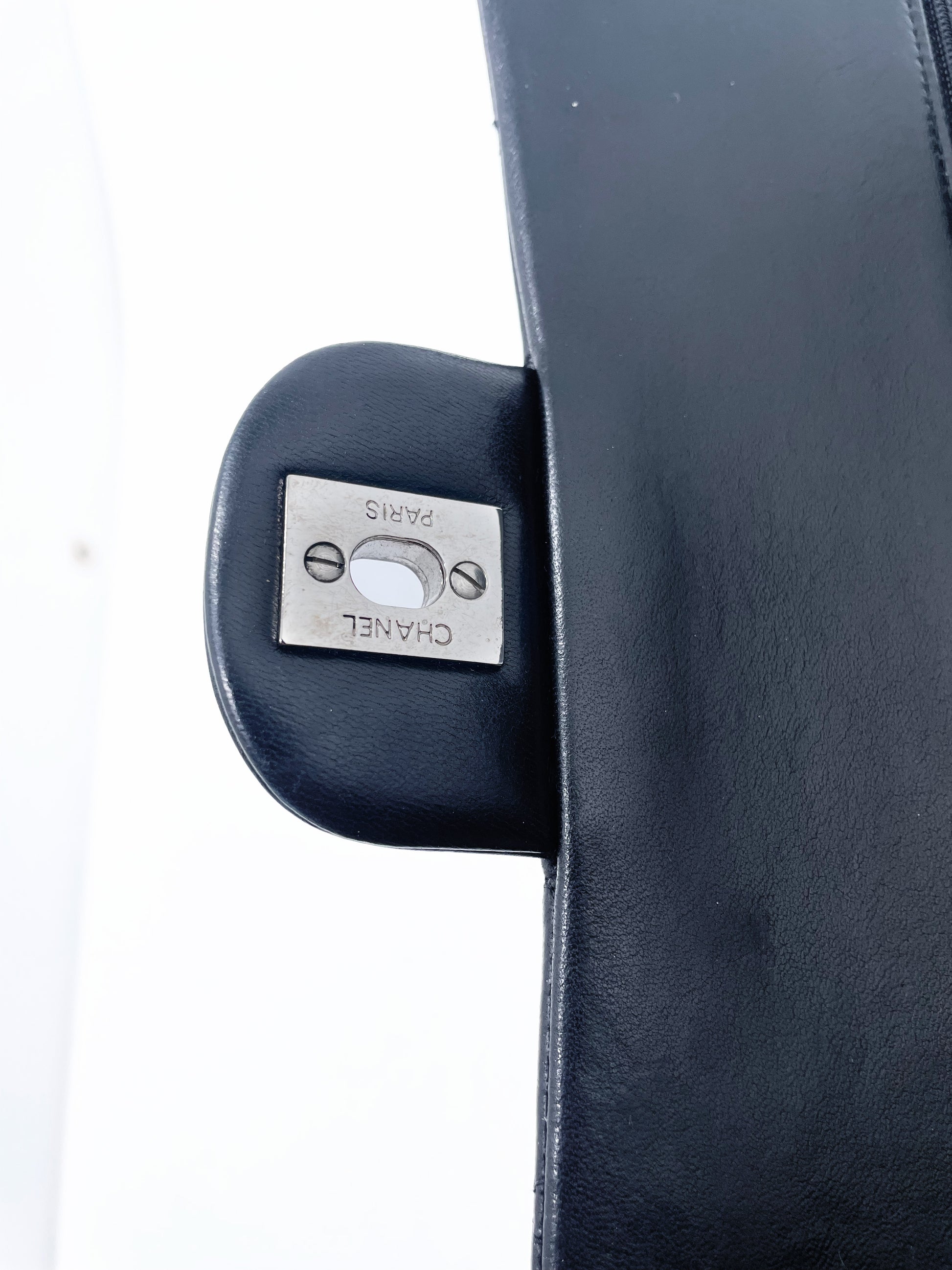 Sac Chanel Timeless médium 25 cm à double rabat en cuir d'agneau matelassé noir - Soline