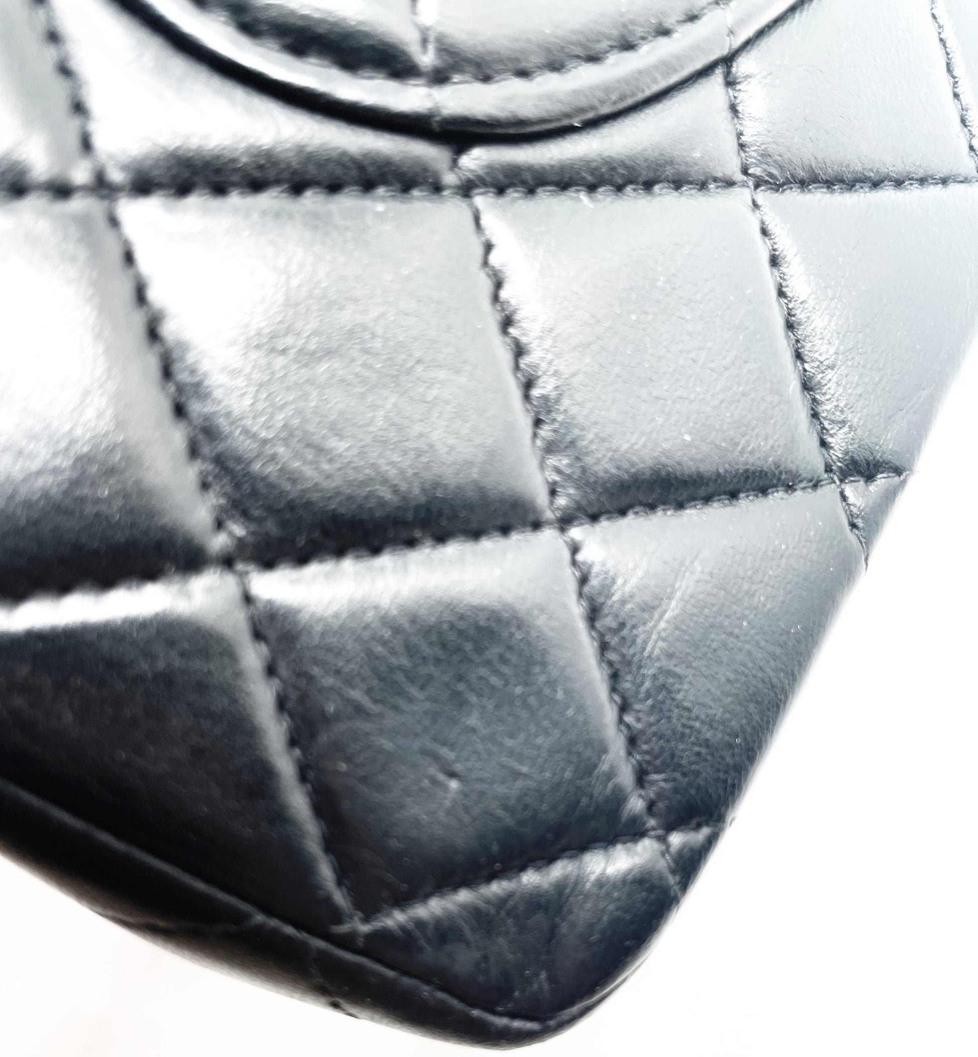 Sac Chanel Timeless médium 25 cm à double rabat en cuir d'agneau matelassé noir - Soline