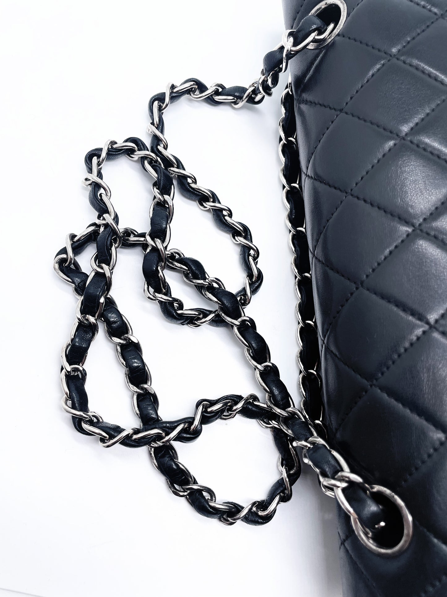Sac Chanel Timeless médium 25 cm à double rabat en cuir d'agneau matelassé noir - Soline