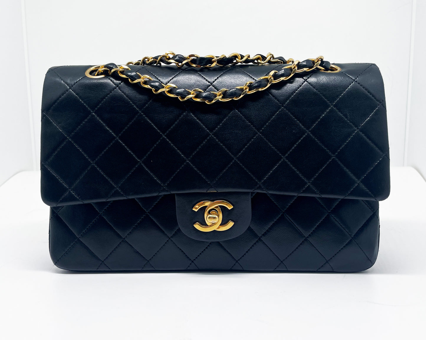 Sac à main Chanel Classique en cuir d'agneau noir et métal doré - Soline