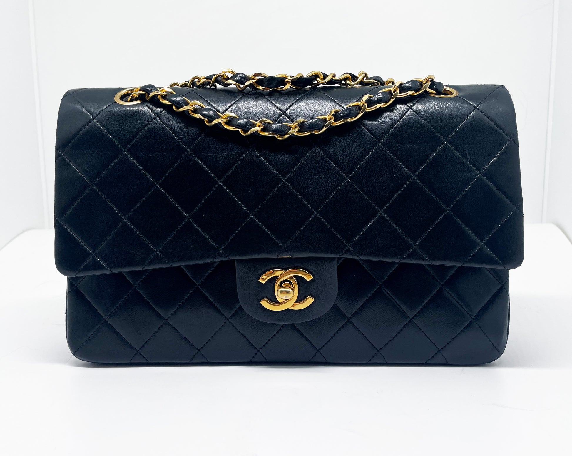 Sac à main Chanel Classique en cuir d'agneau noir et métal doré - Soline