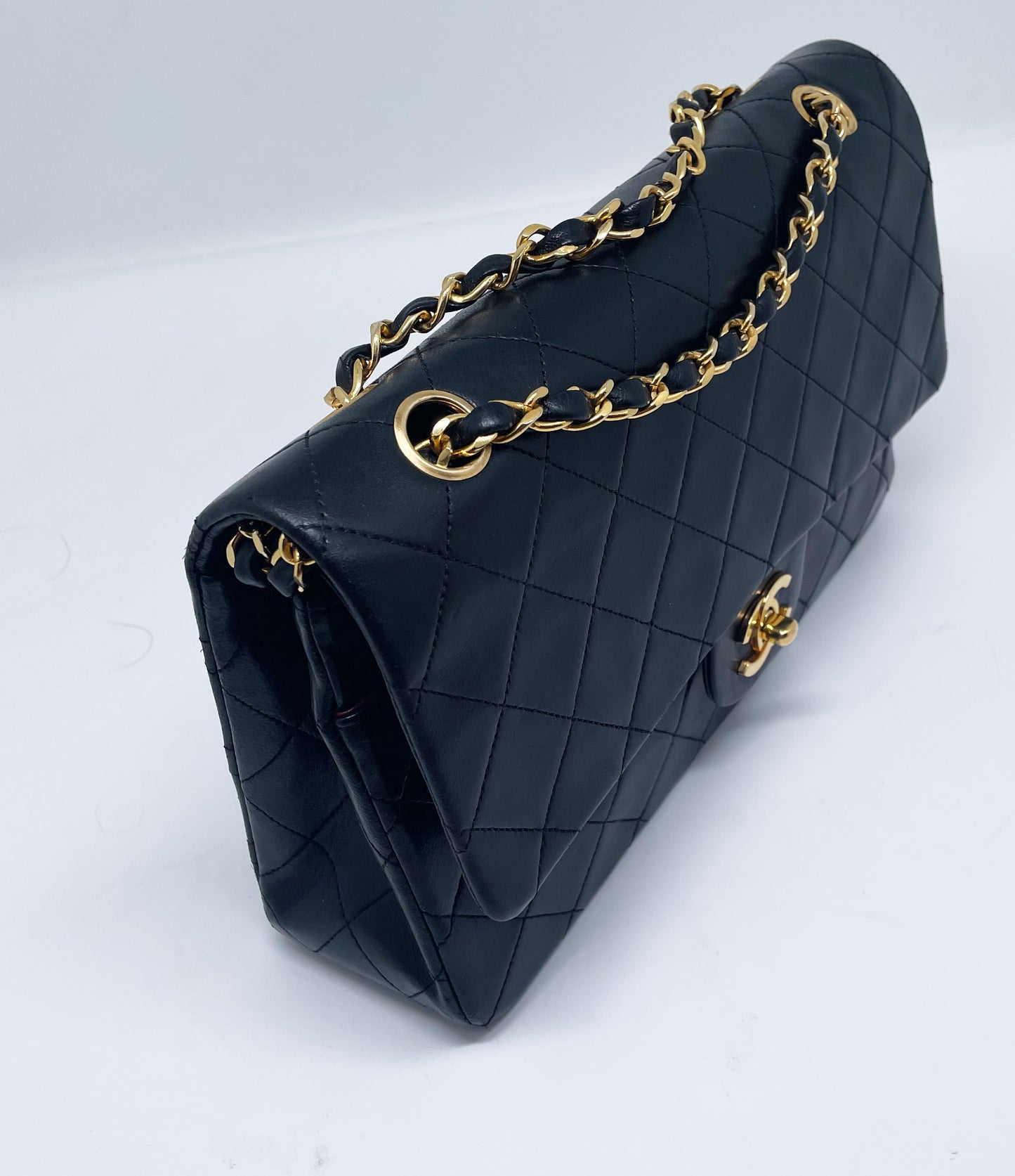 Sac à main Chanel Classique en cuir d'agneau noir et métal doré - Soline