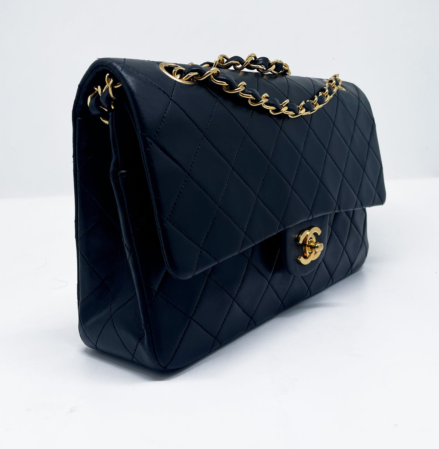 Sac à main Chanel Classique en cuir d'agneau noir et métal doré - Soline