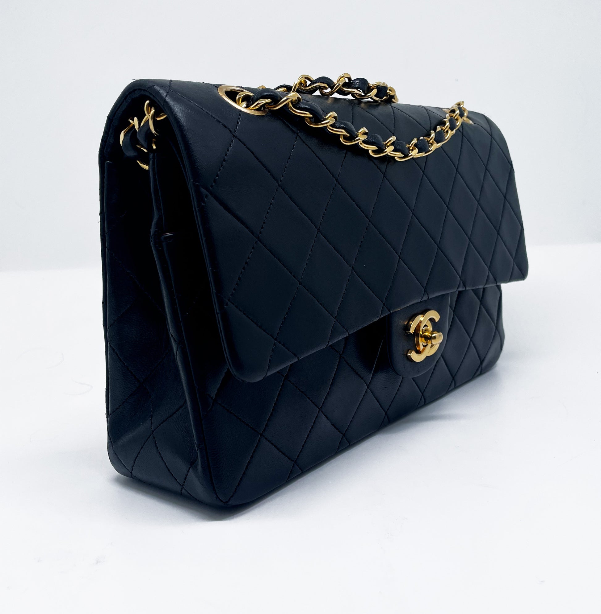 Sac à main Chanel Classique en cuir d'agneau noir et métal doré - Soline