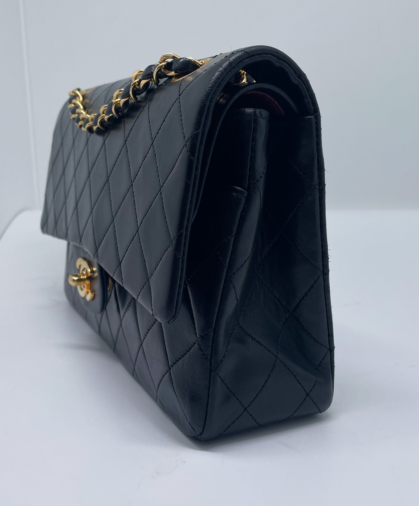 Sac à main Chanel Classique en cuir d'agneau noir et métal doré - Soline