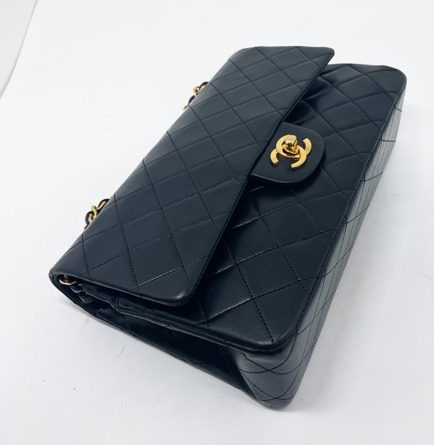 Sac à main Chanel Classique en cuir d'agneau noir et métal doré - Soline