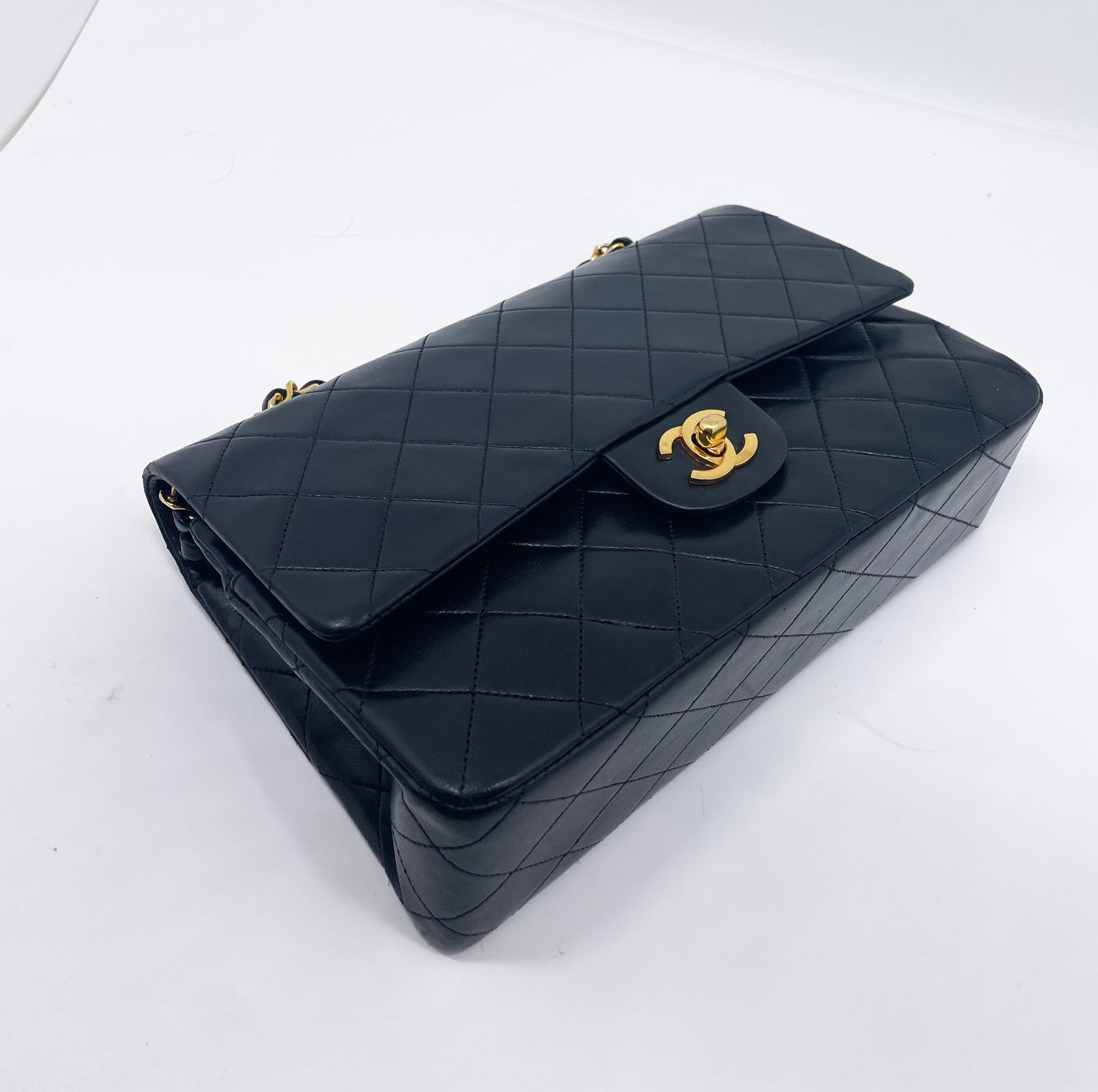 Sac à main Chanel Classique en cuir d'agneau noir et métal doré - Soline