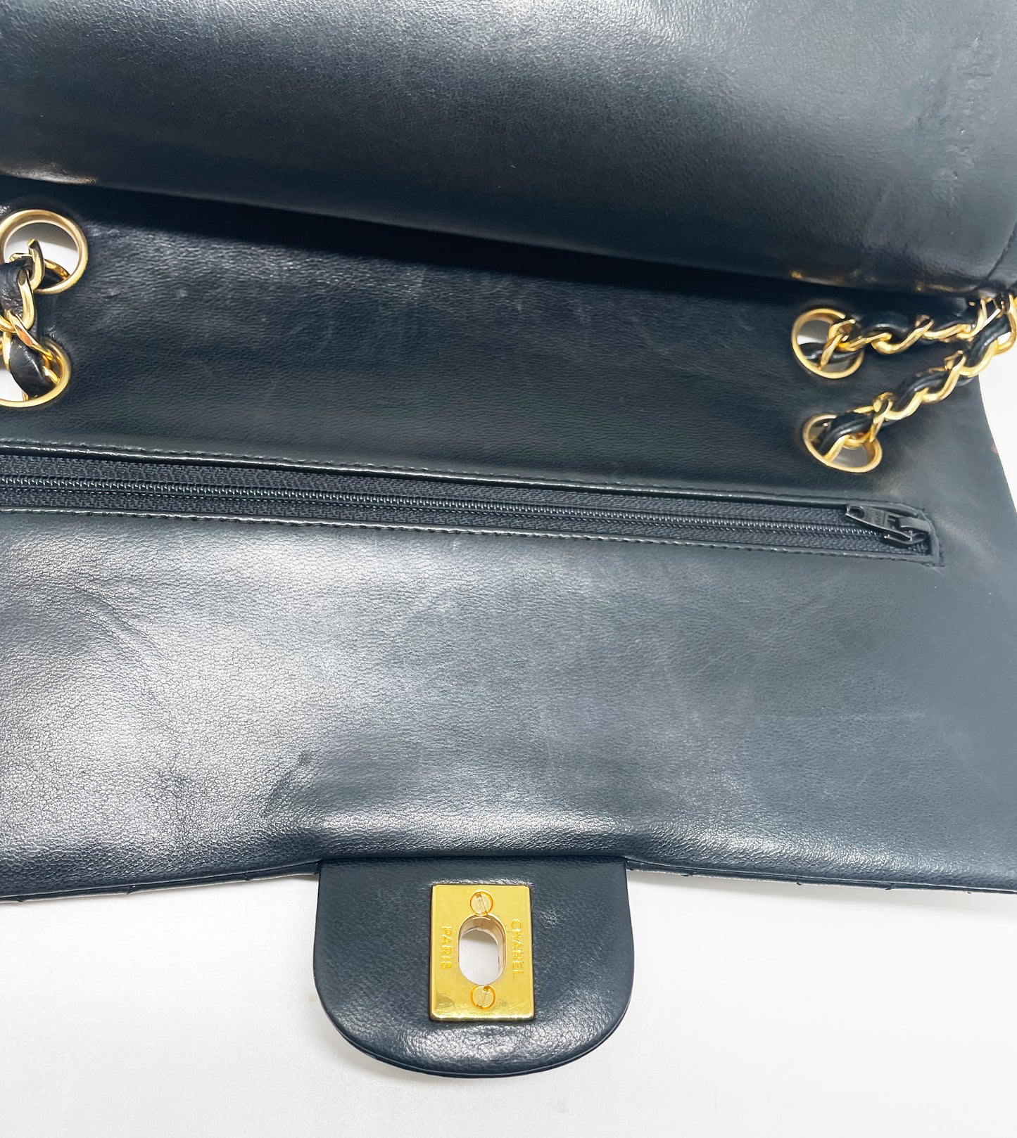 Sac à main Chanel Classique en cuir d'agneau noir et métal doré - Soline