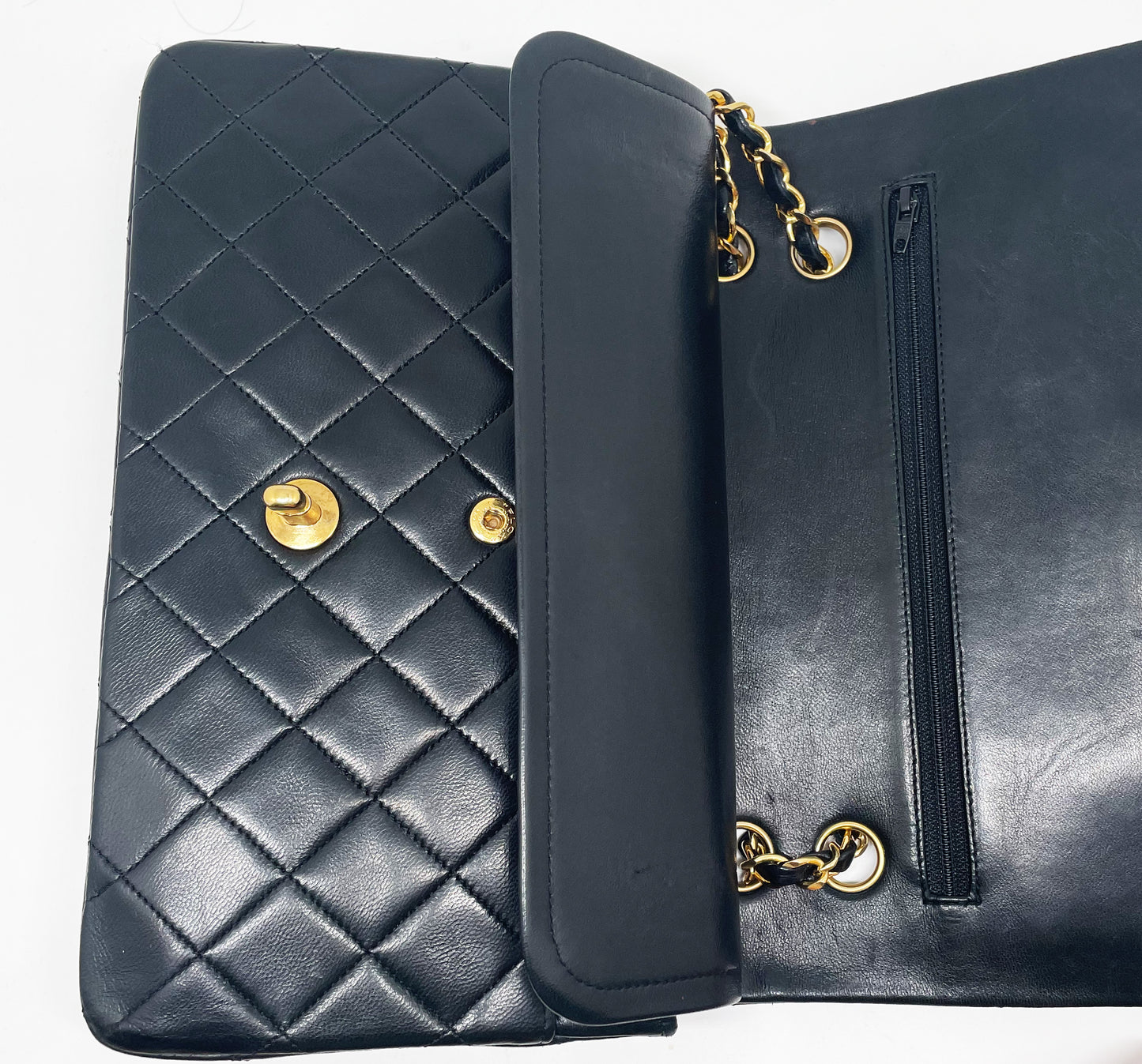 Sac à main Chanel Classique en cuir d'agneau noir et métal doré - Soline