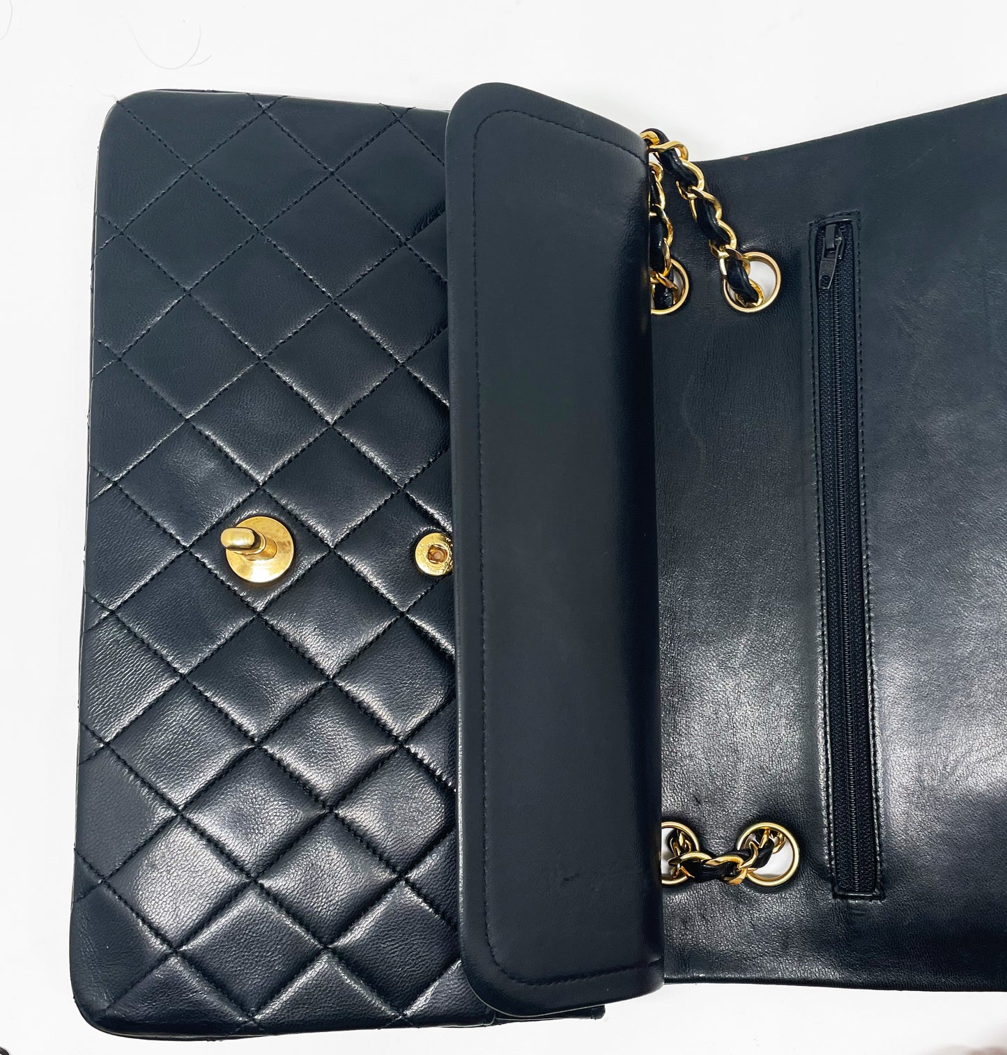 Sac à main Chanel Classique en cuir d'agneau noir et métal doré - Soline