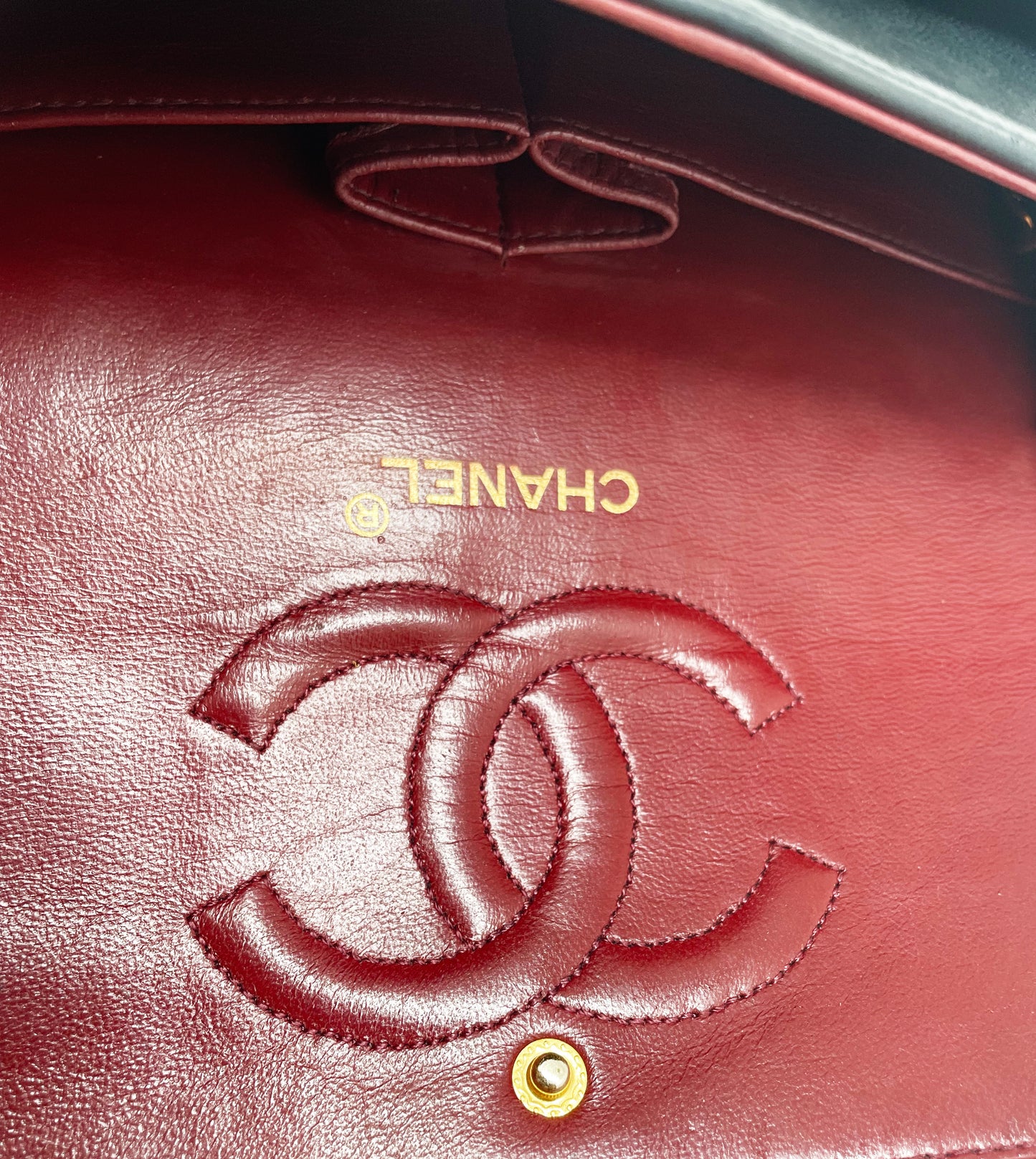 Sac à main Chanel Classique en cuir d'agneau noir et métal doré - Soline