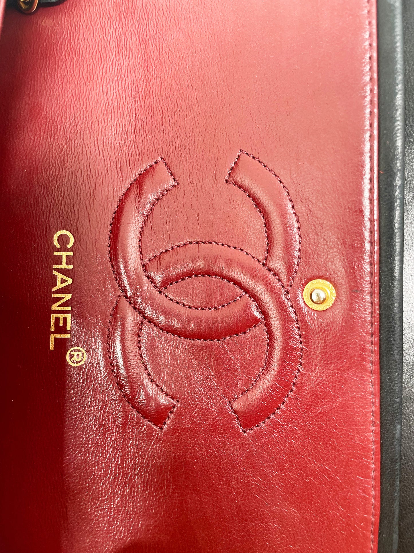 Sac à main Chanel Classique en cuir d'agneau noir et métal doré - Soline