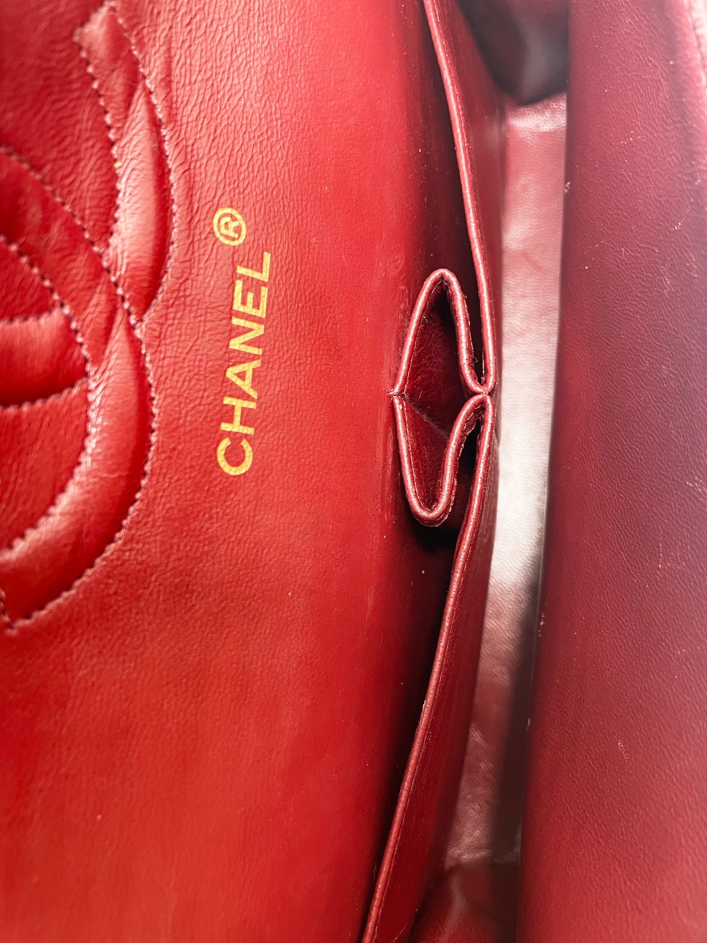 Sac à main Chanel Classique en cuir d'agneau noir et métal doré - Soline