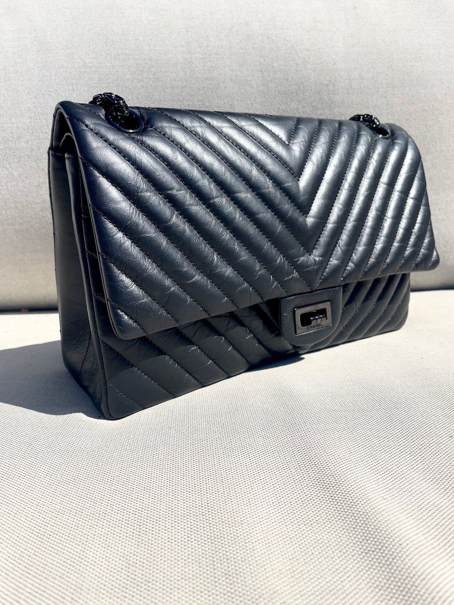 Grand Sac 2.55 Chanel So Black Chevron à double rabat - Soline