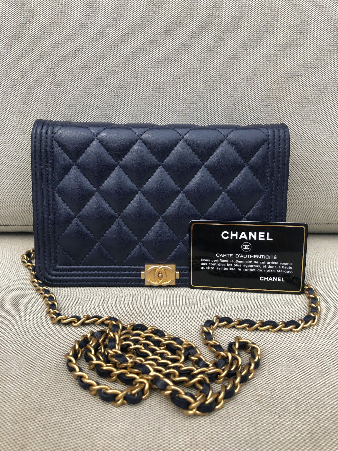 Chanel Mini Sac bandoulière Wallet On Chain (WOC) Boy cuir bleu