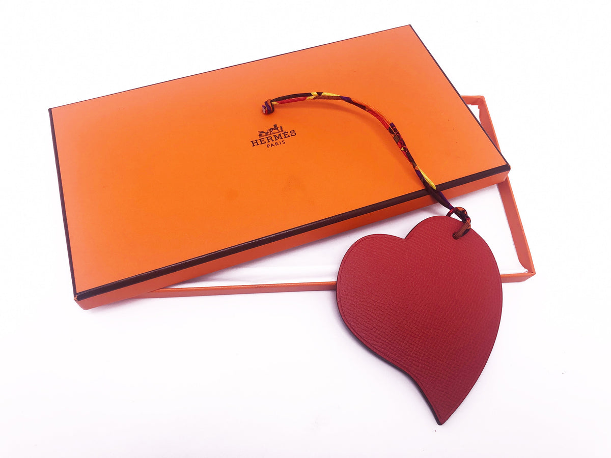 Accessoire de sac en cuir de marque Hermès en forme de coeur - Soline