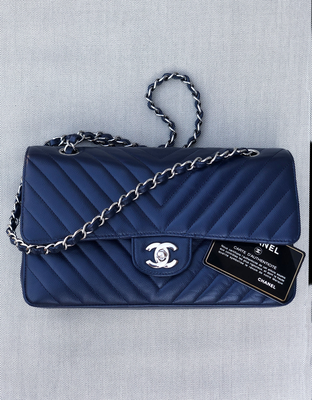 Chanel sac à main timeless / classique chevron cuir grainé bleu. - Soline