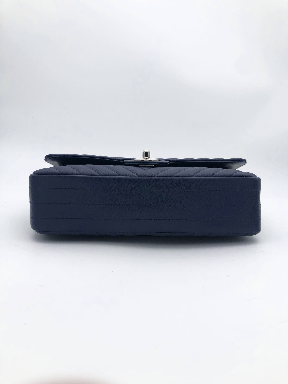 Chanel sac à main timeless / classique chevron cuir grainé bleu nuit. - Soline